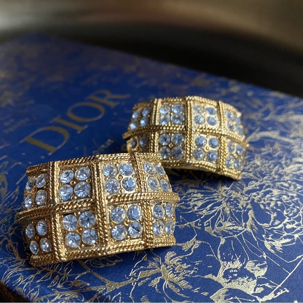 Vintage gold tone clip on earrings - Picture 6 of 7